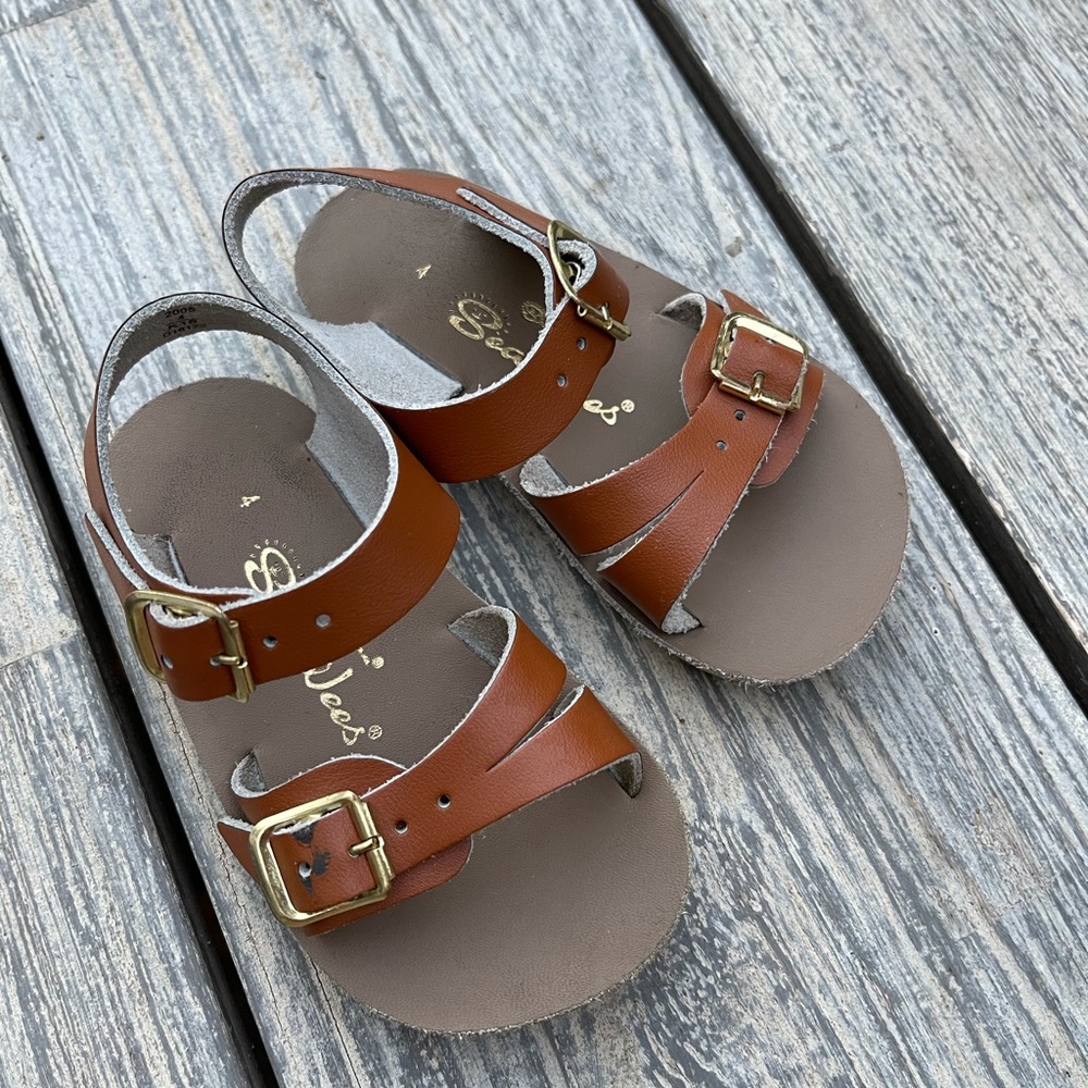 Salt Water Sea Wees size 4 EUC